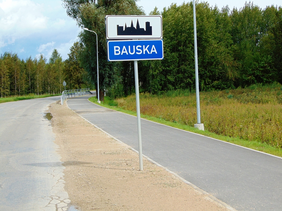 Jaunās ceļa zīmes Bauskā mulsina šoferus