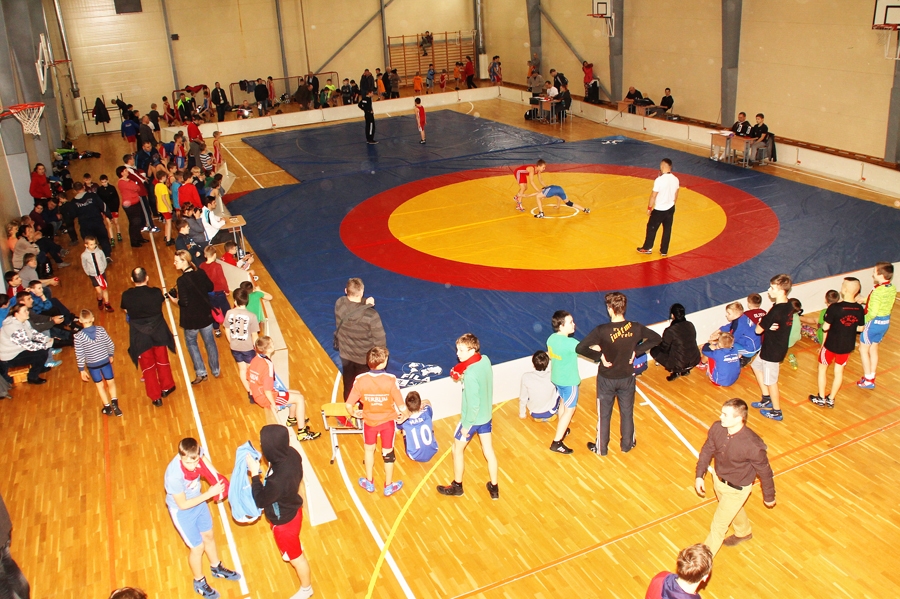 Sporta skola saņem brīvās cīņas paklāju