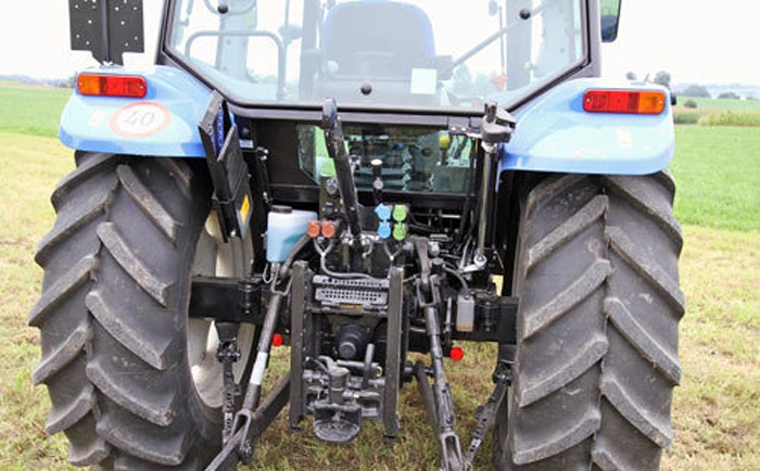 Traktors apgāžas, mēģinot izvilkt grāvī iebraukušu auto