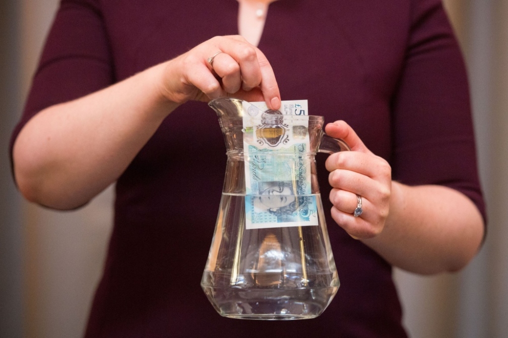 Lielbritānija laiž klajā plastikāta piecu mārciņu banknotes