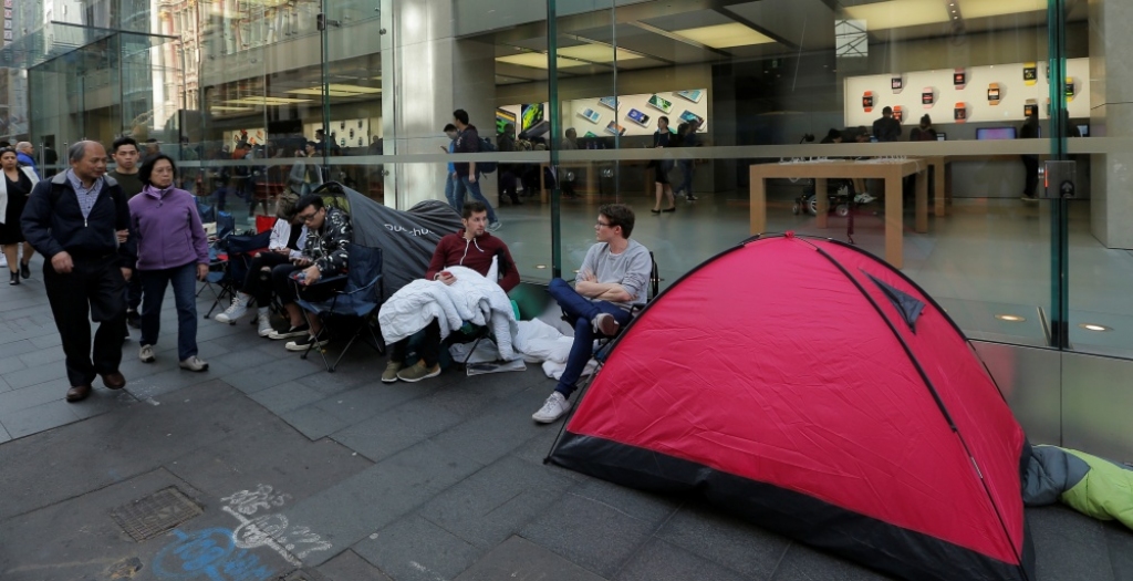 FOTO: Apple fani jaunos iPhone gaida, nakšņojot teltīs