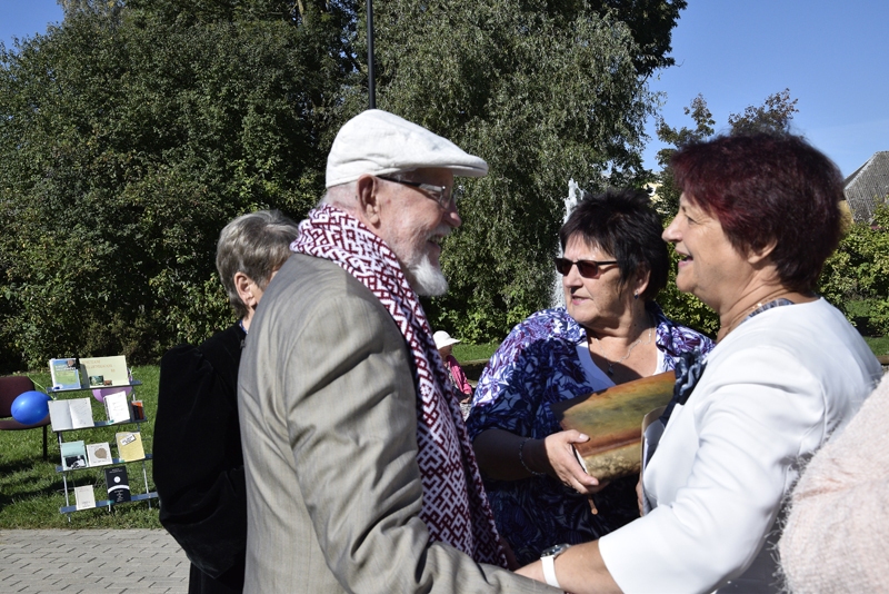 FOTO: Zemgalieši Bauskā iejūtas jubilāra Knuta Skujenieka dzejā