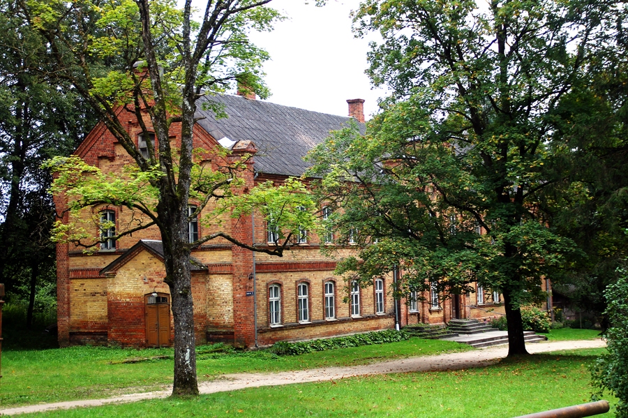 Pašvaldība iegādāsies Sarkano skolu