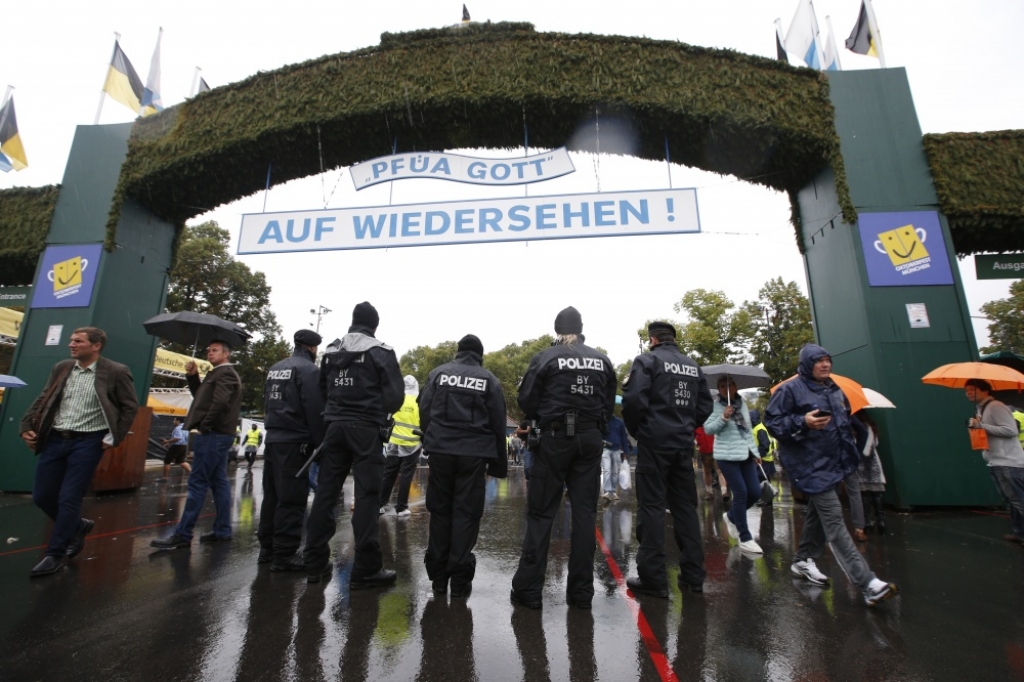 FOTO: Pastiprinātas drošības apstākļos atklāti ikgadējie alus svētki Oktoberfest