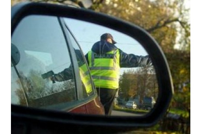 Krustojumā Iecavā saduras divi auto