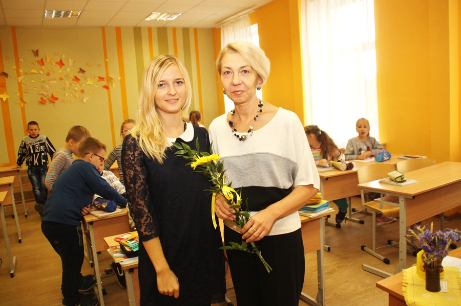 Mūzikas skolotājai absolvente dāvā ielūgumu uz koncertu