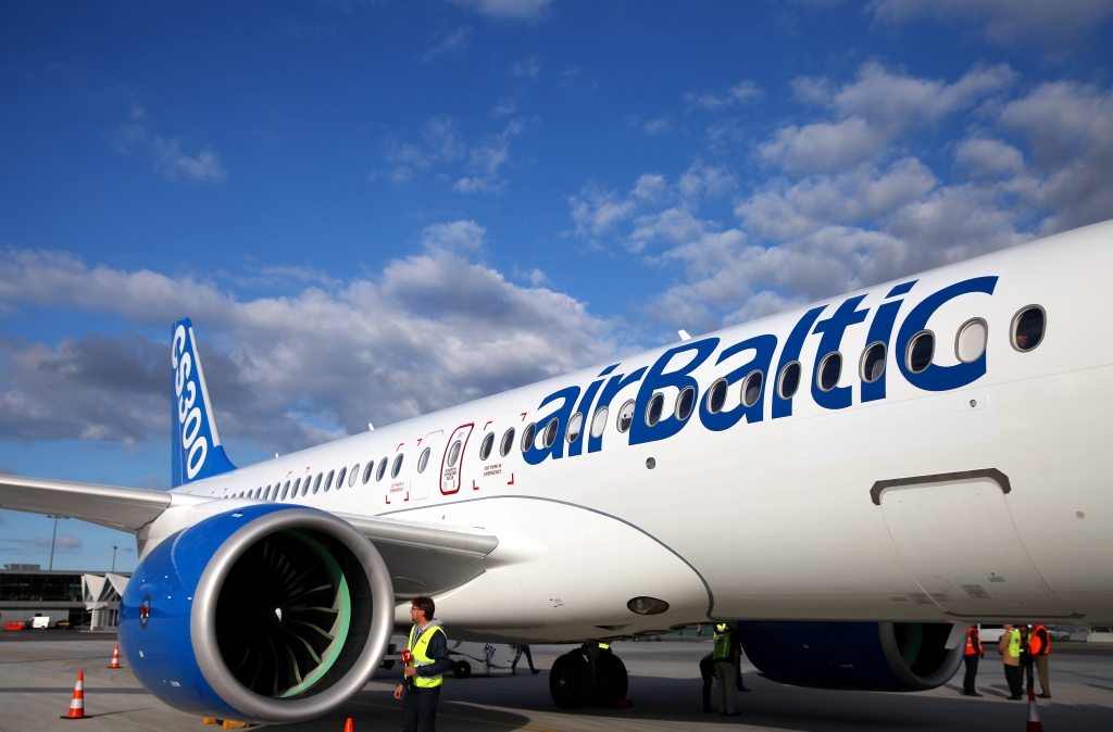 FOTO: Bombardier Rīgā prezentē jauno CS300 lidmašīnu