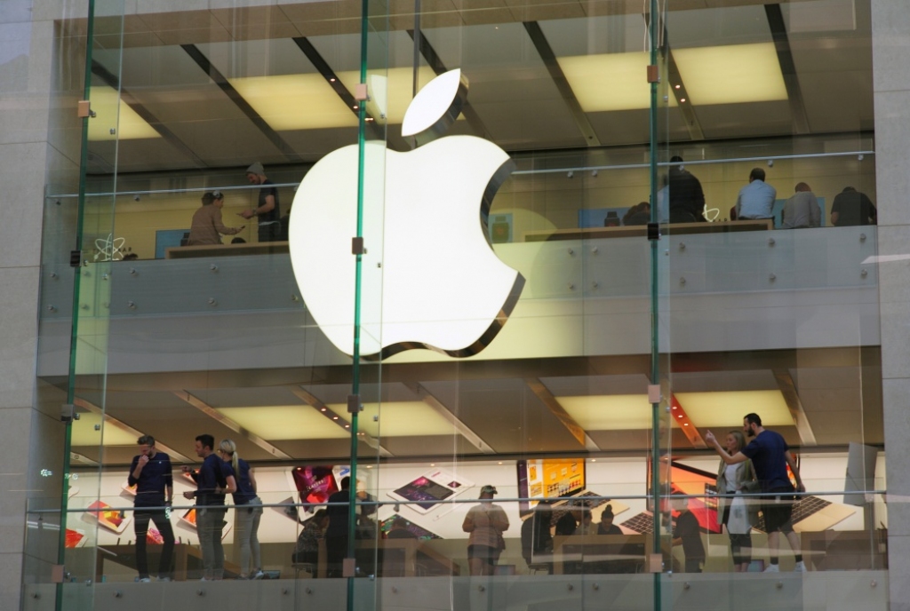 Apple pirmais ieņēmumu kritums 15 gadu laikā
