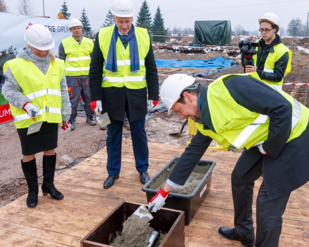 Ieliek pamatakmeni Jaunolaines sākumskolas sporta zālē