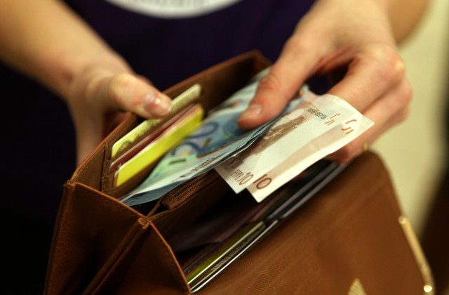 Algu pēc nodokļiem līdz 450 eiro trešajā ceturksnī Latvijā saņem 44% strādājošo