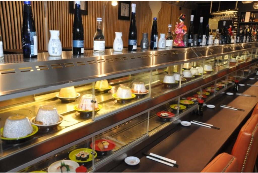 FOTO: Liepājā atver pirmo «running sushi» restorānu Baltijā