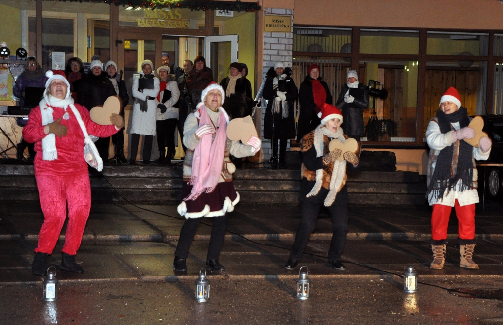 FOTO: Misā ar eglītes iedegšanu izgaismo ceļu Gaiļa gadam