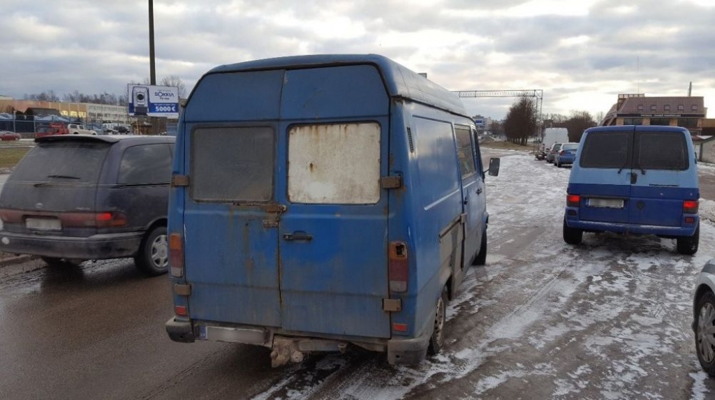 CSDD atbild: Kā busiņš, kuram uz ceļa anulēja tehniskās apskates uzlīmi, spēja iziet apskati?