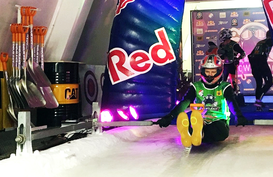 Ar lāpstu zem dibena pa bobsleja trasi
