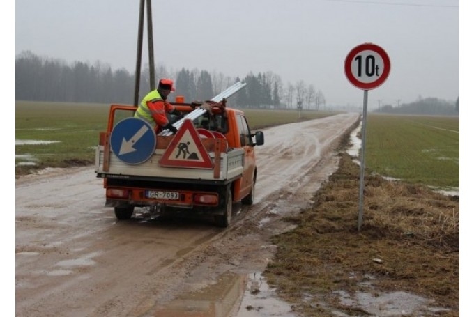 Uz Vecumnieku grantsceļiem ierobežo kravas satiksmi