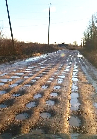 Lauku ceļi joprojām neizbraucami