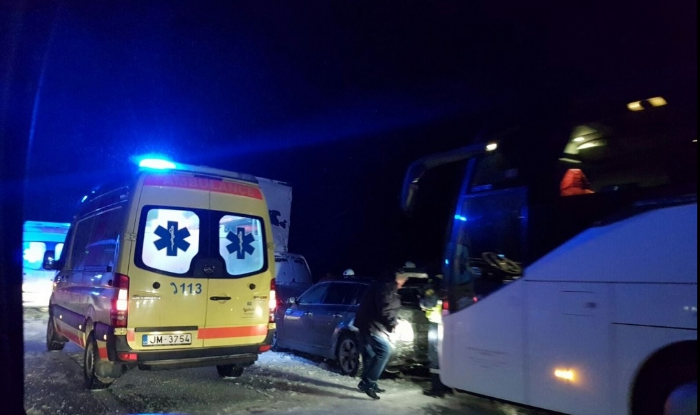 Bauskas novadā avarē pasažieru autobuss