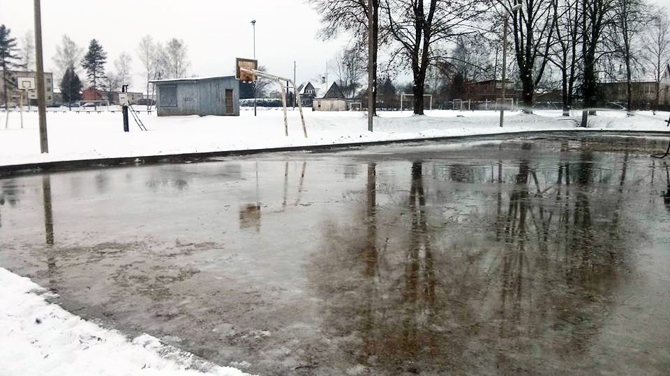 Ar slidotavu iekārtošanu Bauskā nesteidzas, laukos slido