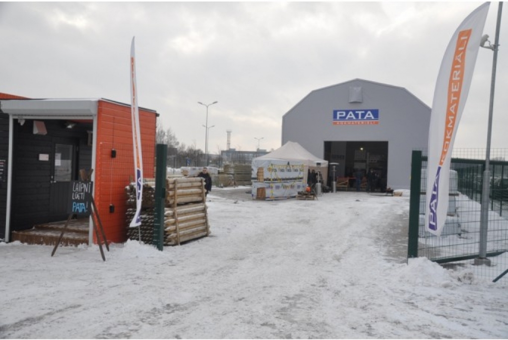Papildināts - FOTO: PATA kokmateriāli atver veikalu Liepājā; izjūt, ka valstī krities celtniecības apjoms