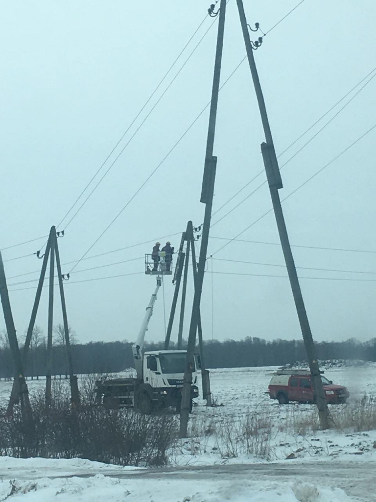 Naktī dzēš elektrības stabu