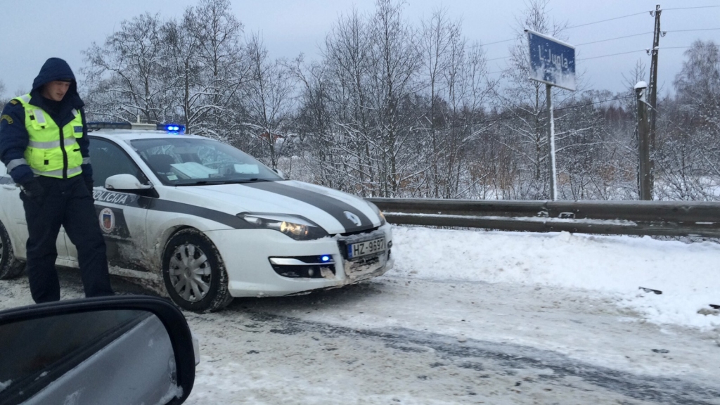 Uz slidena ceļa nesavalda auto