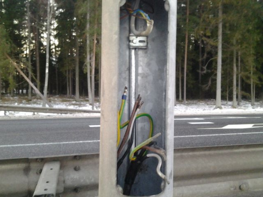 Augšlīgatnē izdemolēts pērn izbūvētais gājēju un velosipēdistu ceļa apgaismojums