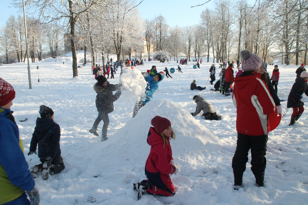 Novados skolasbērni bauda īstus ziemas priekus