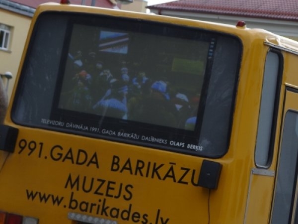 Rātslaukumā piestās barikāžu autobuss
