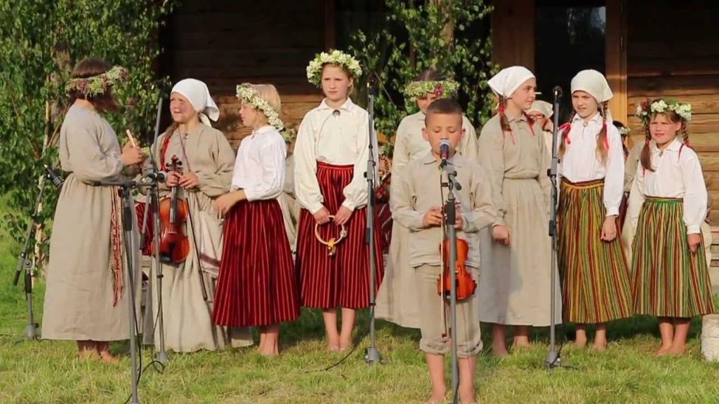 Folkloras kopas «Tarkšķi» koncerts Iecavā