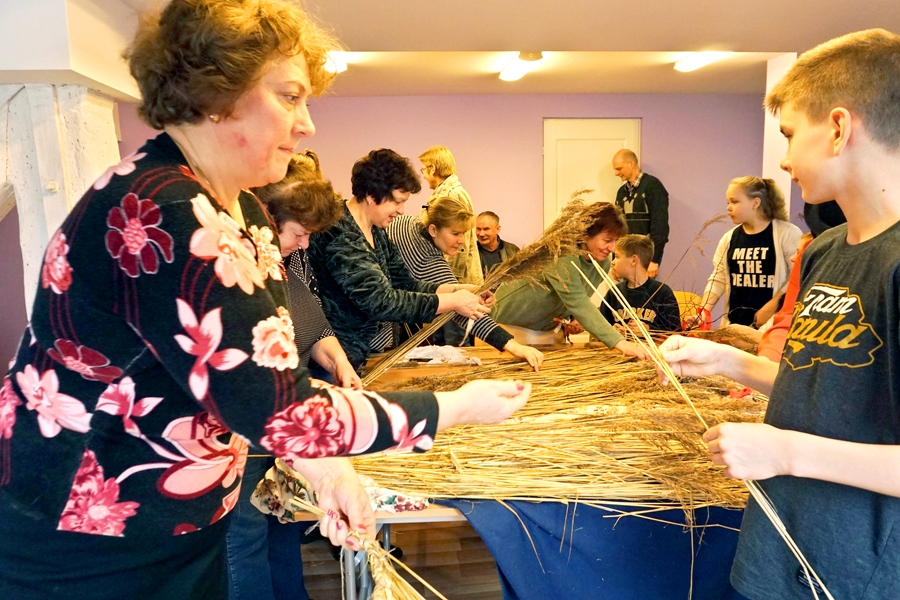 Stelpē top budēļu cepures Meteņdienai