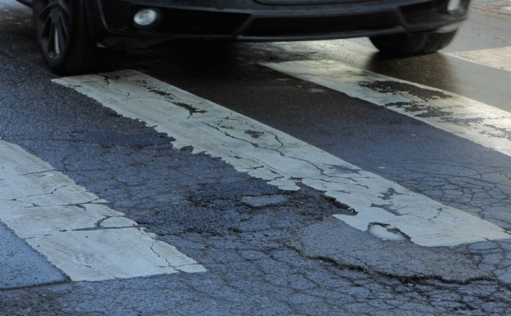 Bauskā uz gājēju pārejas auto notriec meiteni