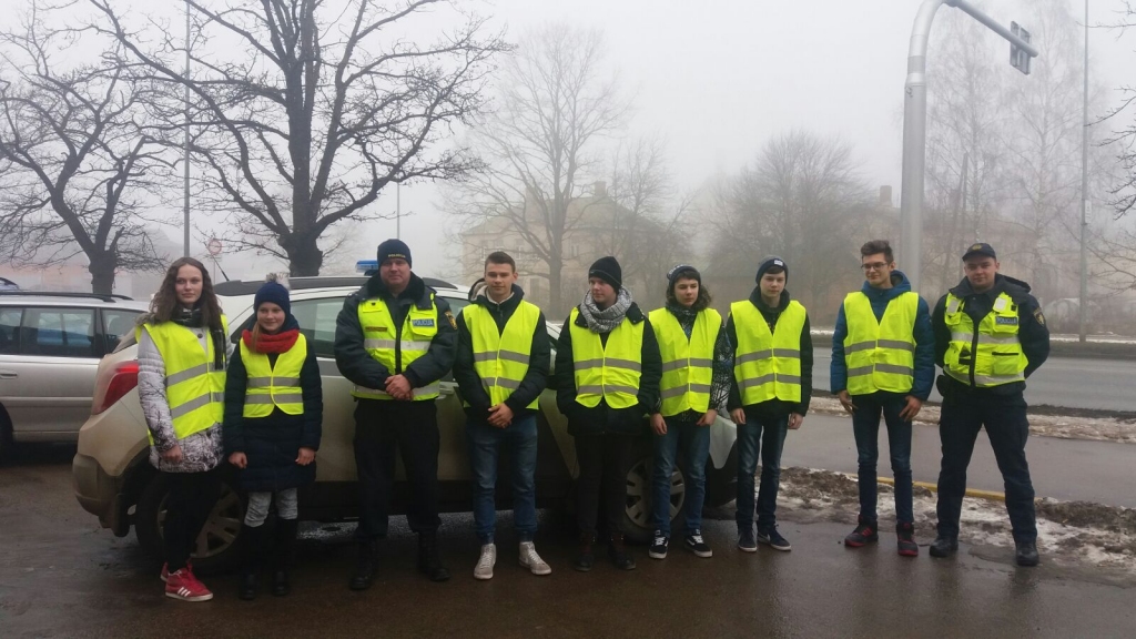 Skolēnus interesē policista profesija