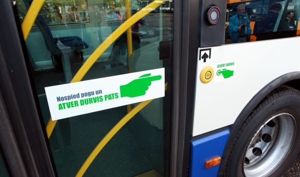 Vāc parakstus par bezmaksas sabiedrisko transportu trešās grupas invalīdiem