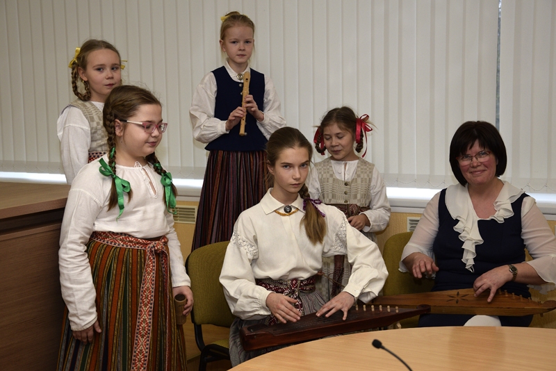 Trīs novadu iedzīvotāji iegūst Latvijas pilsonību