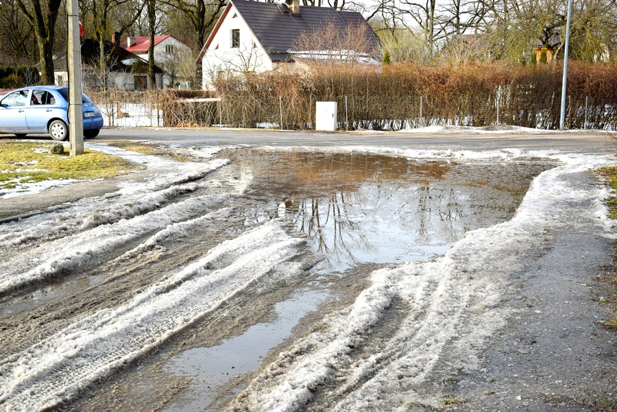 Peļķe traucē braucējiem uz Veselības centru
