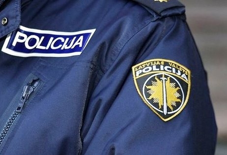 Auto uzbrauc jaunietim