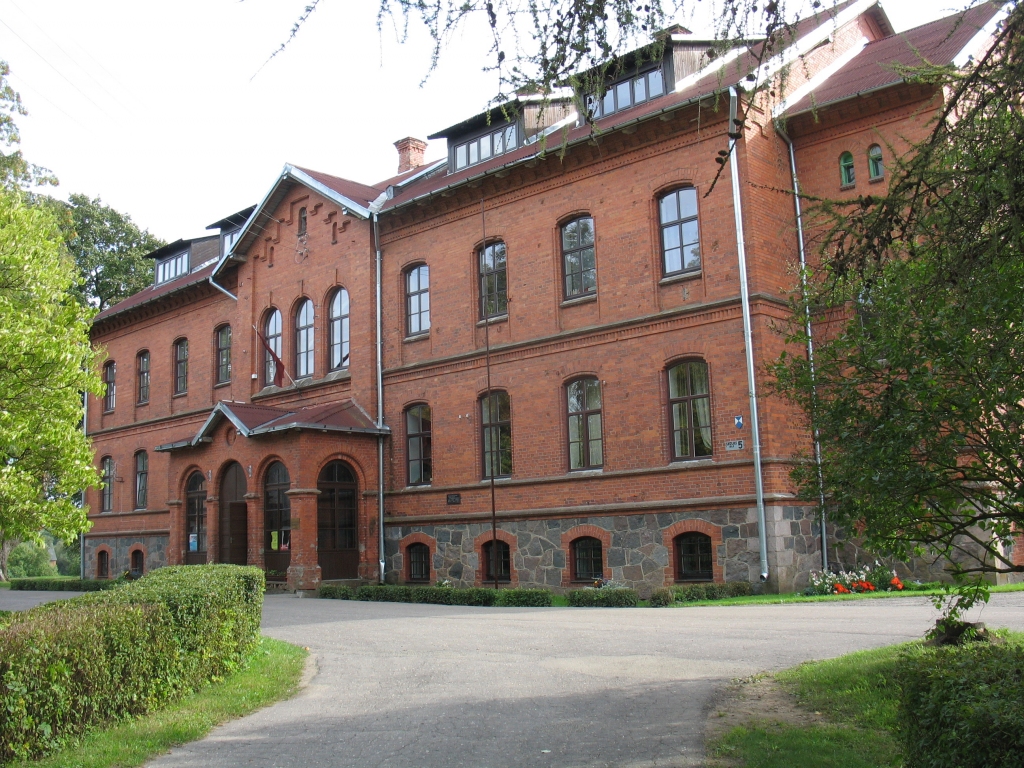 Par 29 980 eiro atjaunos Skaistkalnes vidusskolas ēdnīcas fasādi un nojauks saimniecības ēku