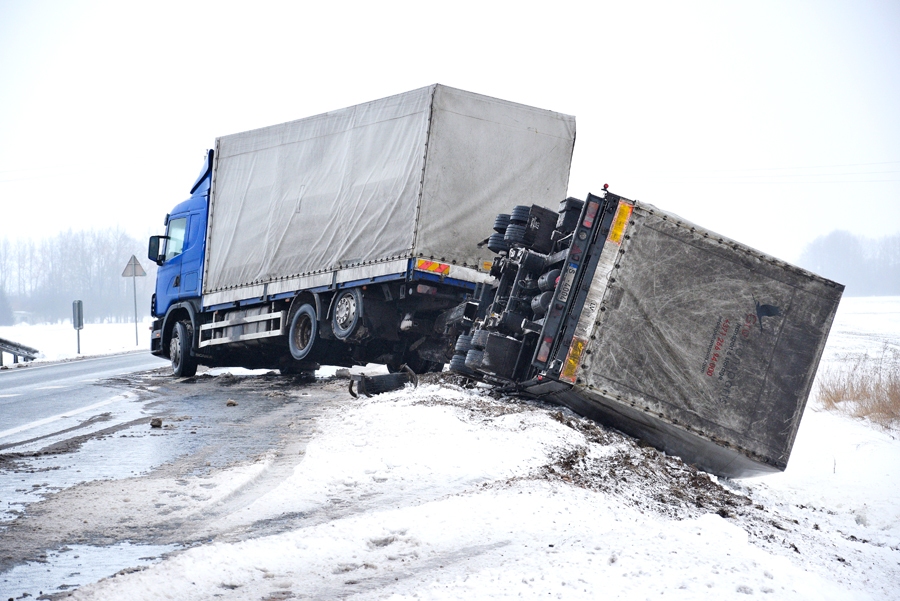 Auto avarē uz slideniem ceļiem
