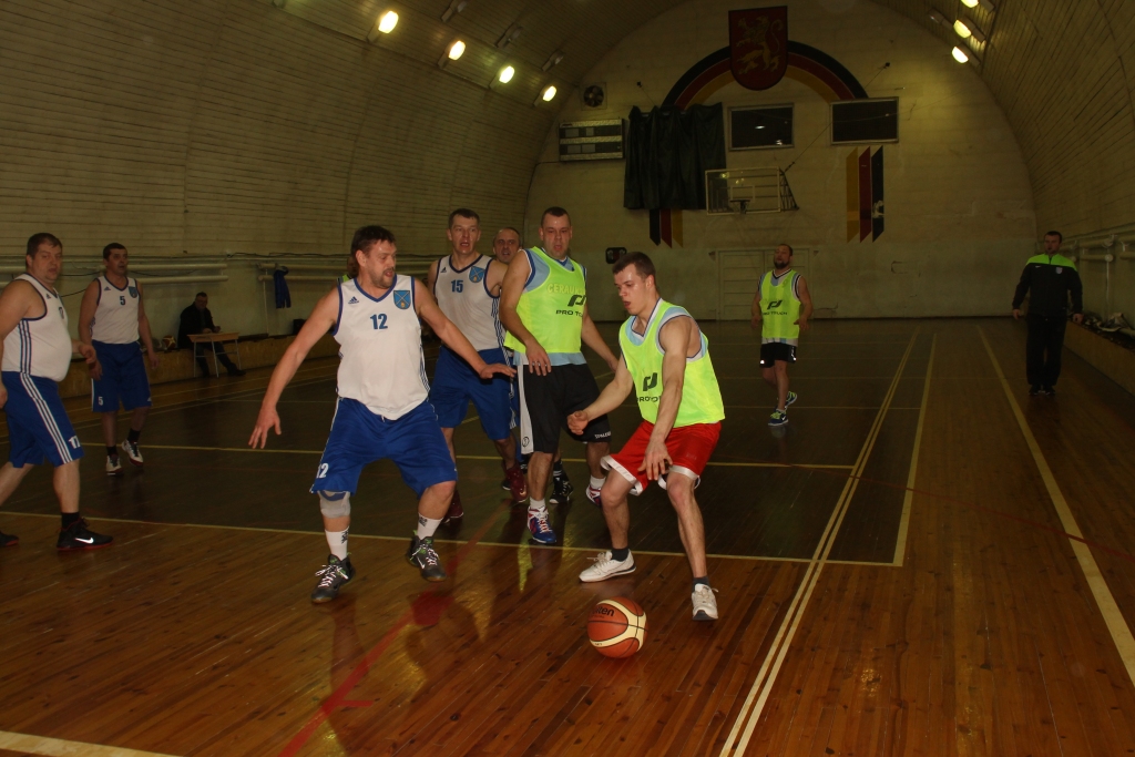 Noslēdzas veterānu basketbola sacīkstes