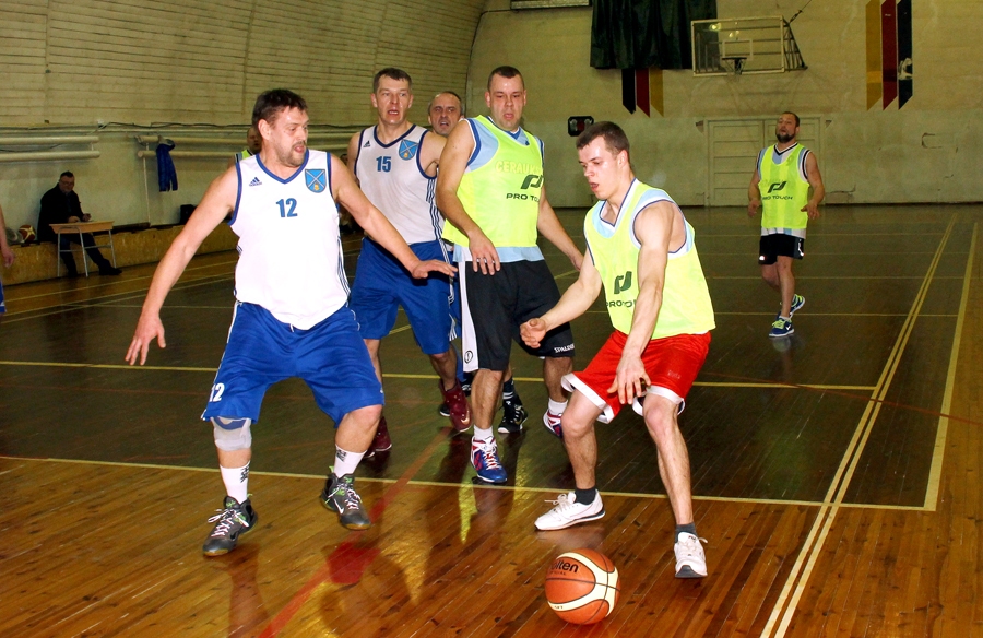Noslēdzas veterānu basketbola sacīkstes