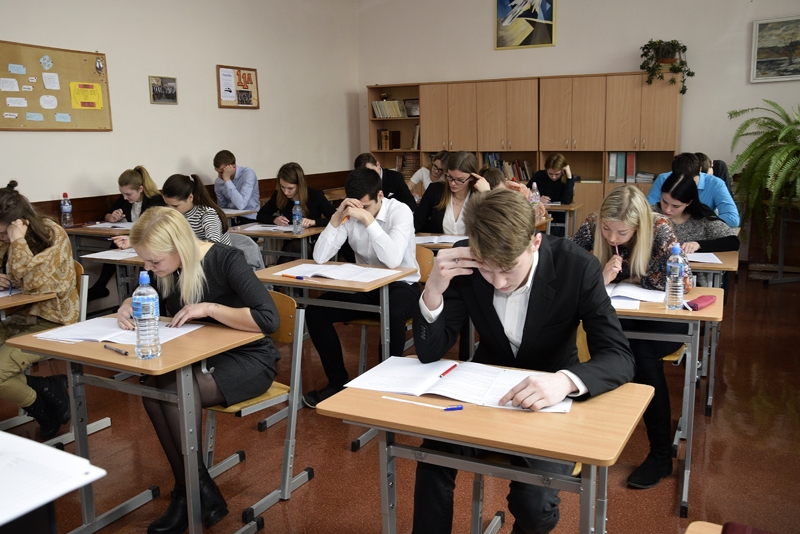 Divpadsmito klašu audzēkņi kārto pirmo eksāmenu