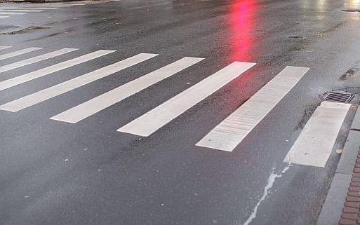Bauskā uz gājēju pārejas notriekta sieviete