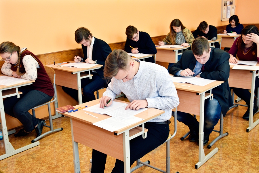 Divpadsmitie kārto pirmo eksāmenu
