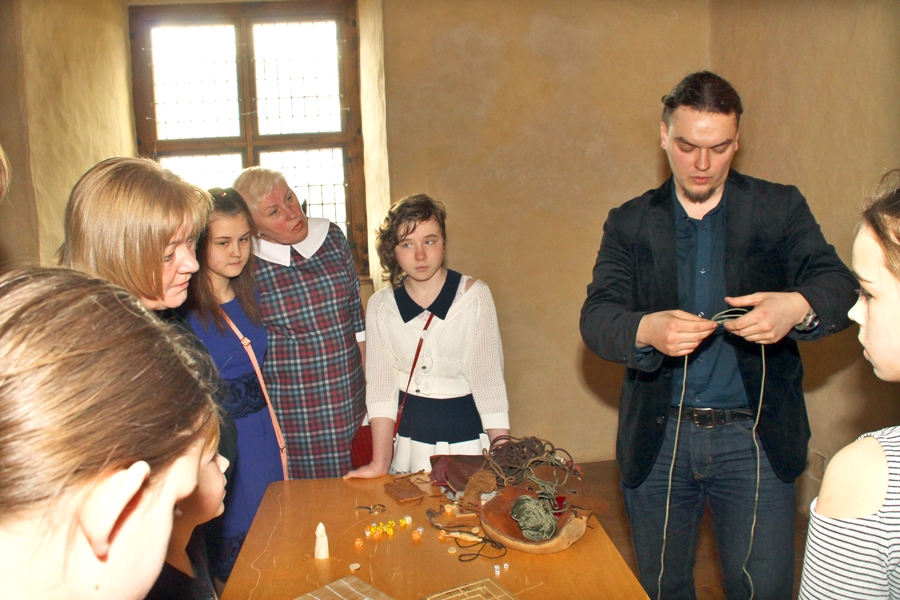 FOTO: Bērni iepazīstas ar viduslaiku dzīvesveidu un rotaļām