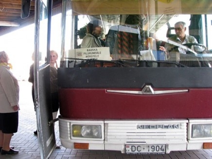 Slēdz autobusa reisu no Bērsteles