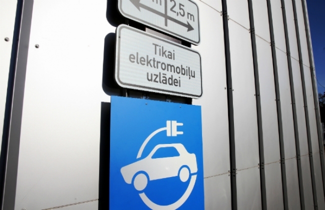Bauskā pie Rātslaukuma plānoto elektromobiļu ātrās uzlādes staciju būvēs citā vietā