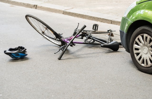 Velosipēdists uzstūrē automašīnai