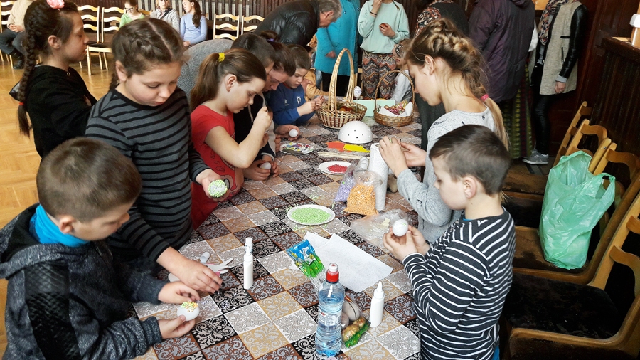 Svētkus svin ar dejām un rotaļām