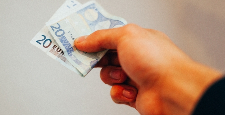 Pārsniedz ātrumu un piedāvā policistam kukuli