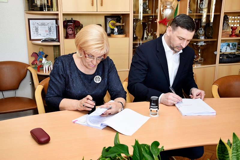 Paraksta līgumu ar sporta halles būvniekiem